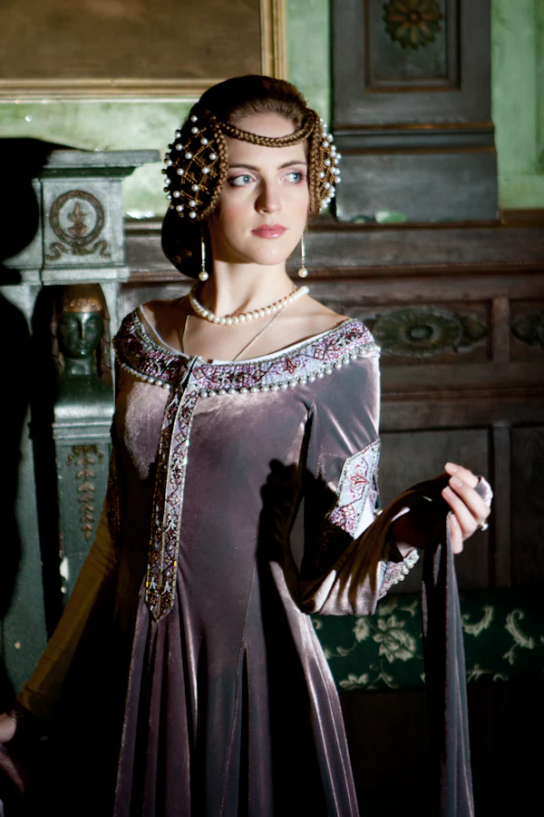 Lady Rowena Velvet Medieval Dress - Image 5
